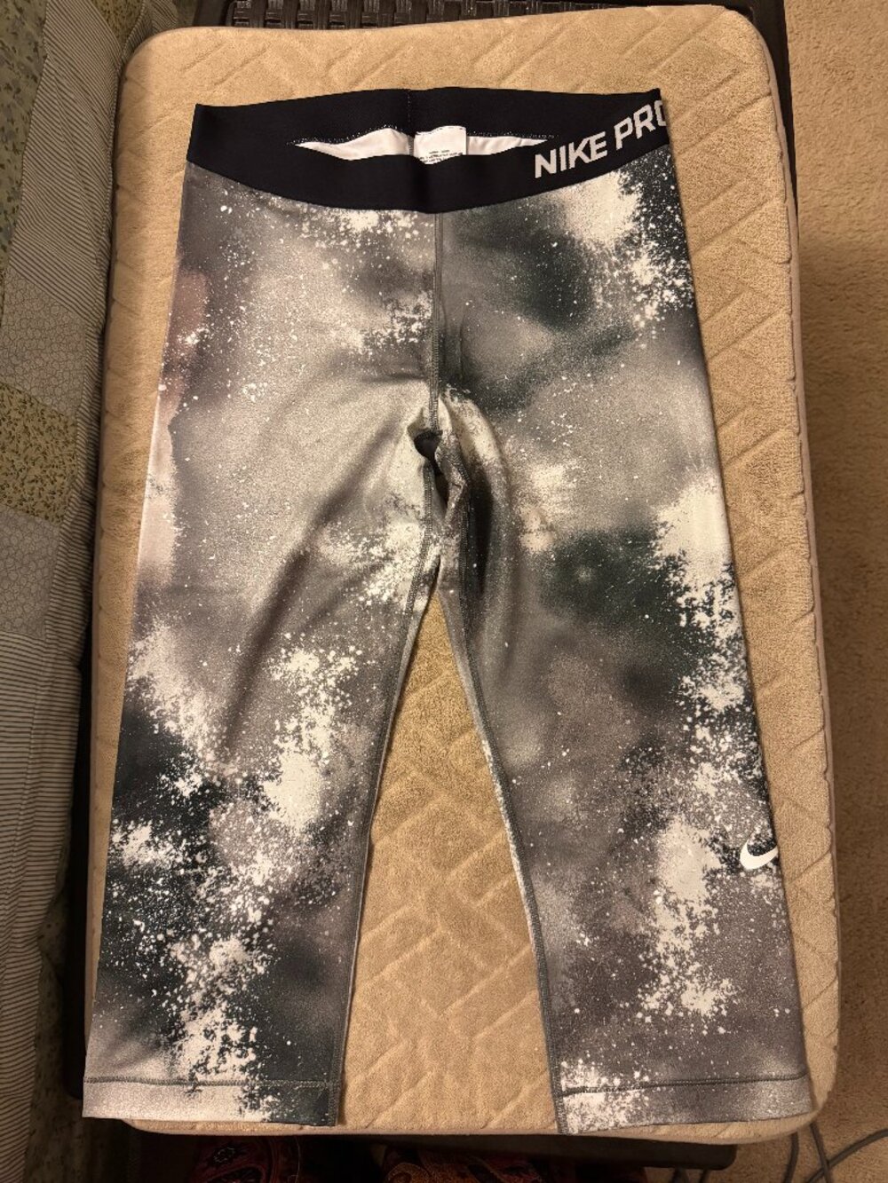 Nike Pro Women’s Capri Leggings Large Abstract Black Gray White NEW